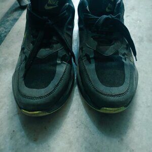 Nike Black & Neon Green Sneakers – Men’s Size (6)